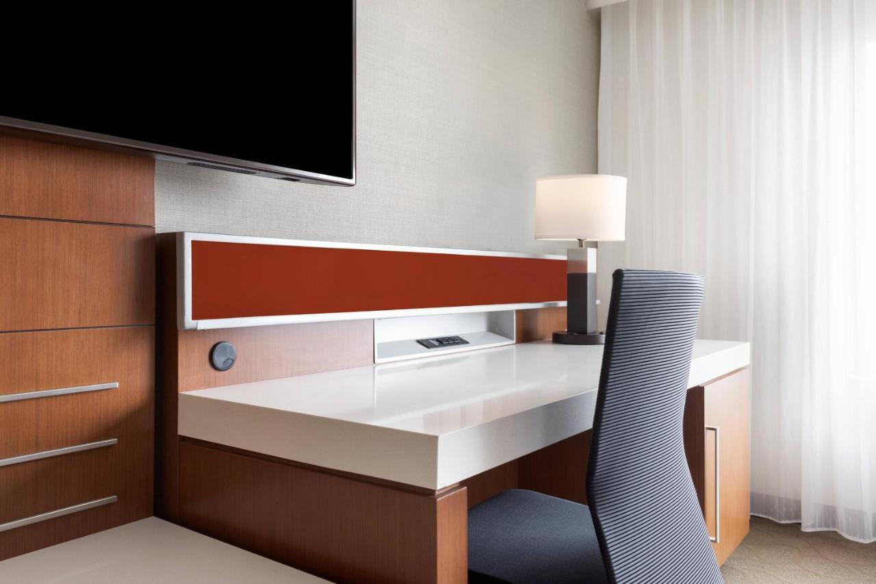 Delta Hotels By Marriott Indianapolis Airport Exterior foto